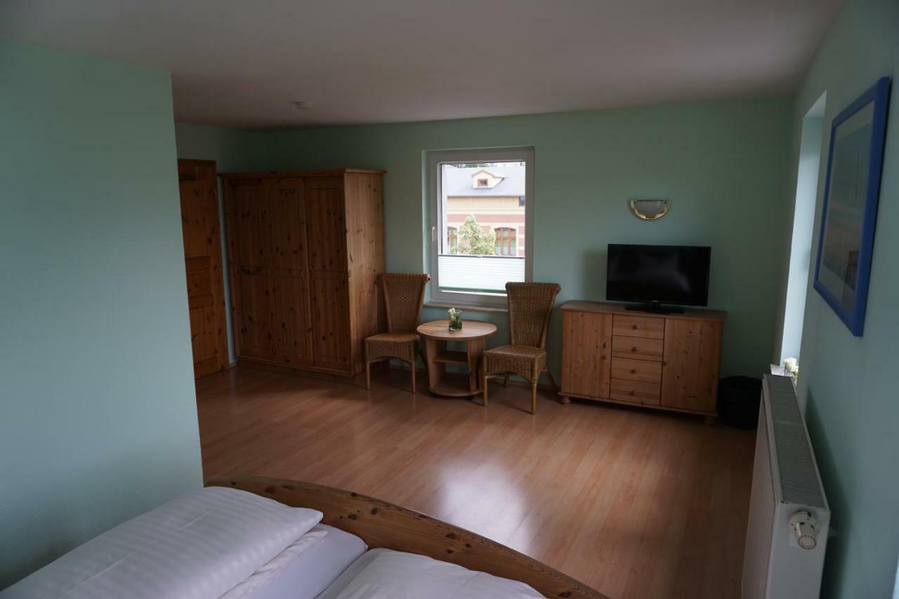 Hotel Am Bahnhof Варен Екстер'єр фото